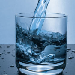 La Minute Diététique : "boire trop d'eau, même confiné, c'est mauvais pour la santé !"