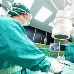 Un atelier de haute-couture confectionne des blouses médicales